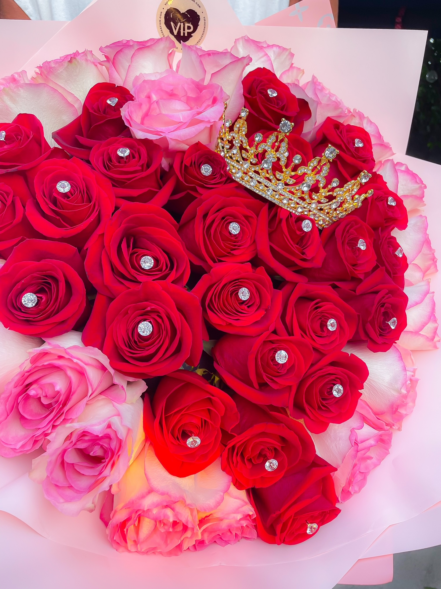 Ramo Buchon 50 Roses Heart and Royal Crown