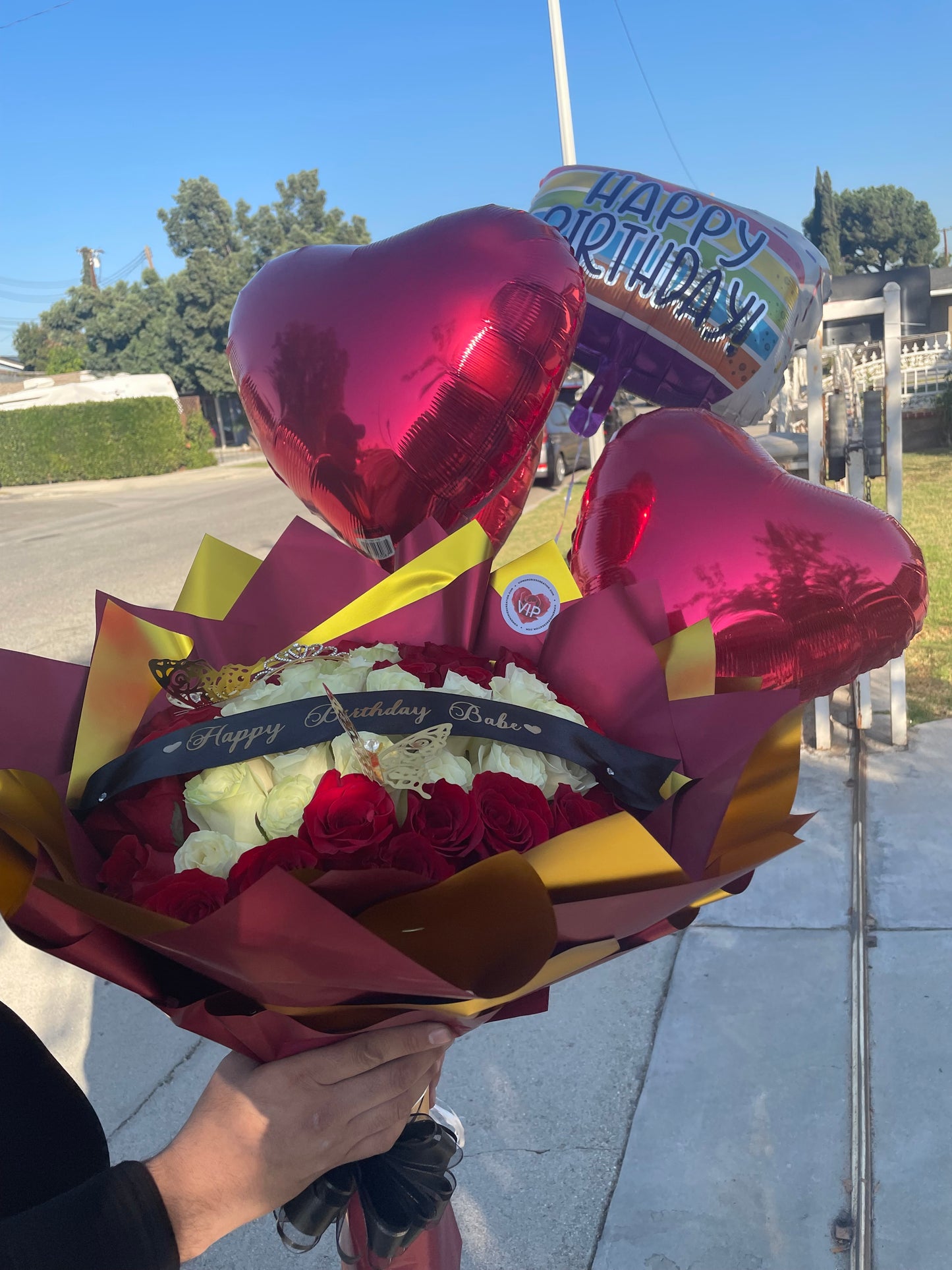 Ramo Buchon 50 Red Roses Heart and Royal Crown