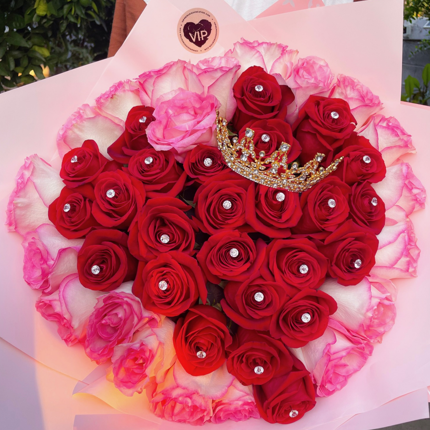 Ramo Buchon 50 Roses Heart and Royal Crown