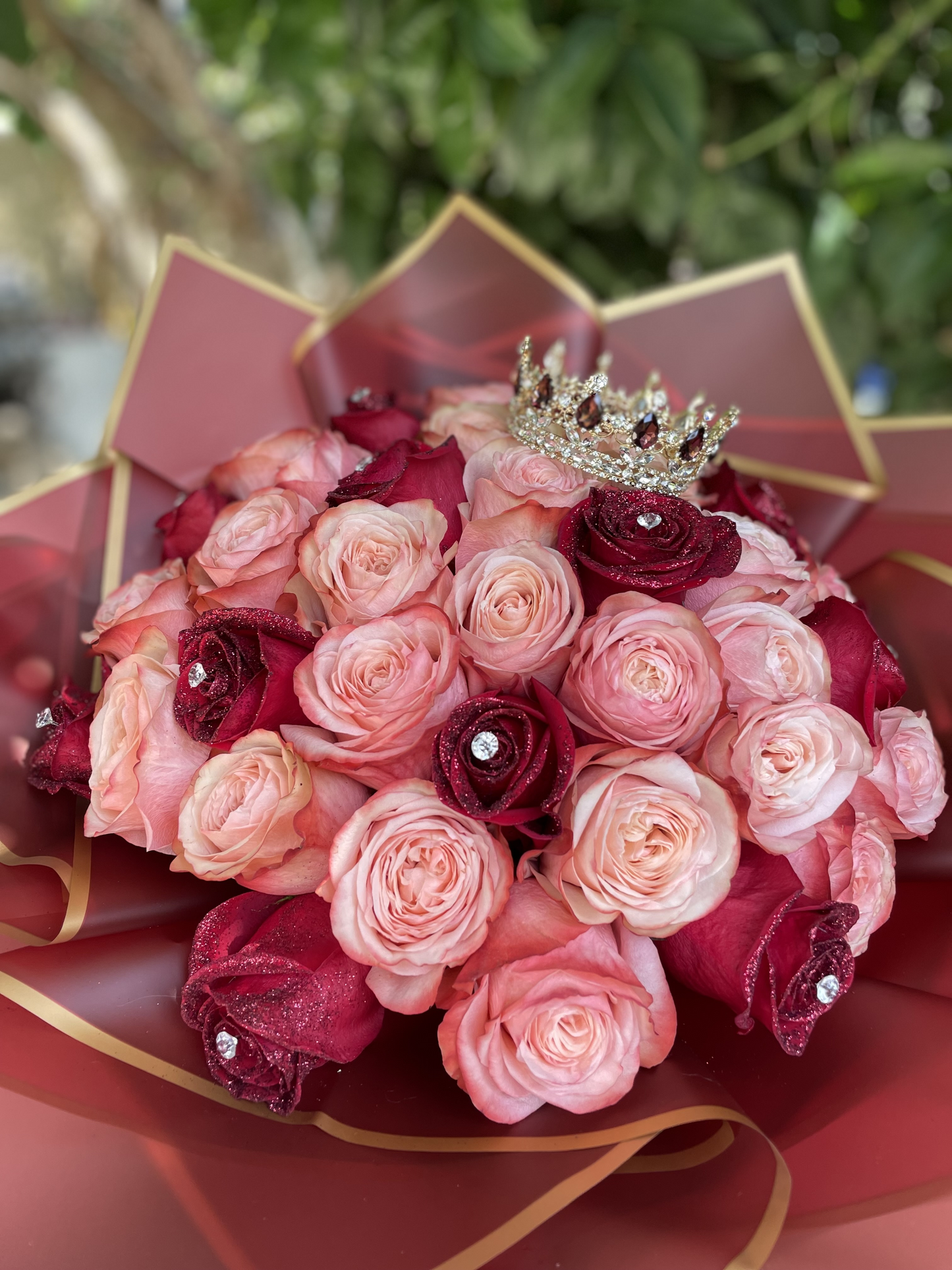 Luxury Ramo Buchon Gold Roses