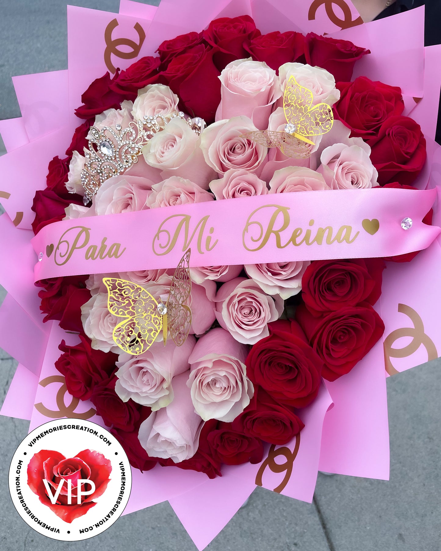 Ramo Buchon 50 Roses Heart and Royal Crown